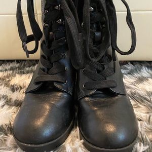 FAIX LEATHER BLACK BOOTS WITH HEEL!
